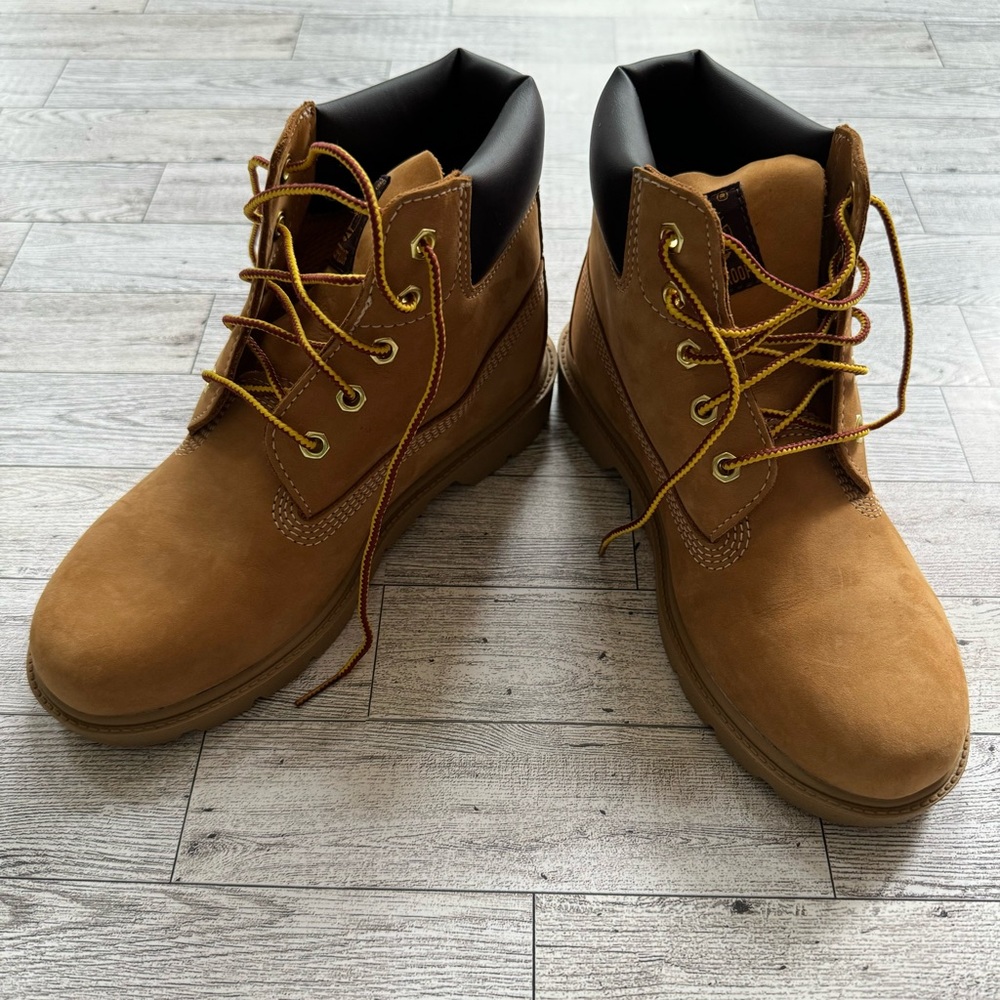 Timberland Boots Kids Size 2.5 Medium Width Wheat Nubuck Never Worn